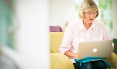 laptop_lady_2022_09_03_05_46_11_pm