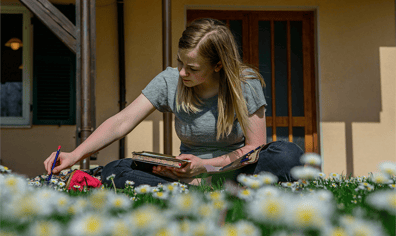 om_arts_italy_artist_in_field_of_daisies_r50066_2017_05_24_01_07_27_pm