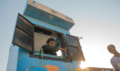 residents_collecting_water_kanyama_2018_06_26_09_50_49_am