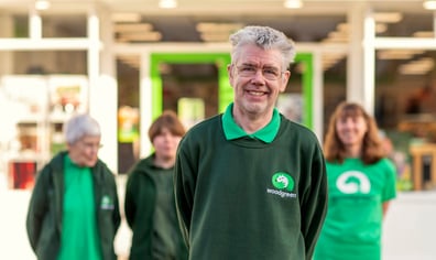 woodgreen-pets-charity-volunteers-at-a-charity-shop