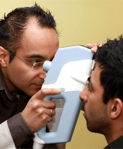 harinder_paul_testing_eyes_at_vision_care_for_homeless_people_2017_05_15_09_15_03_am