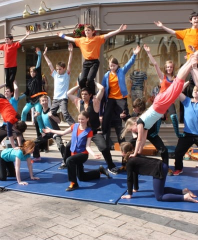 youth_circus_at_the_2011_festival_of_fools_in_cornmarket_2016_07_15_05_17_09_pm